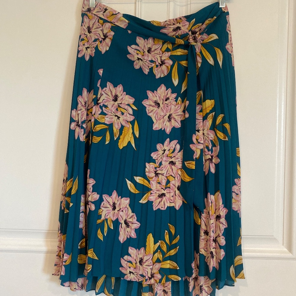 DR2 floral pleated skirt with tie waist - Picture 2 of 5